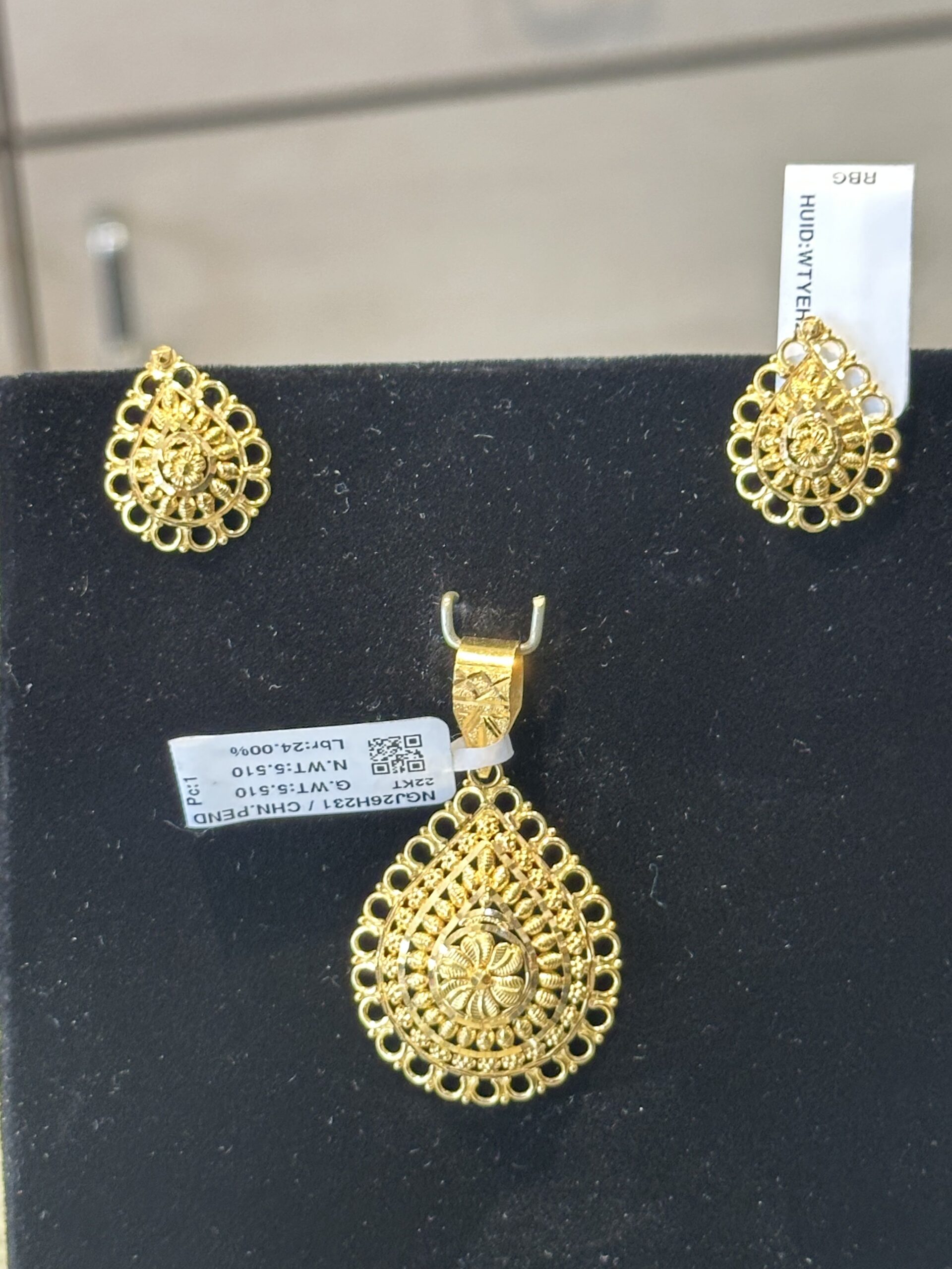 Gold Teardrop Pendant Set