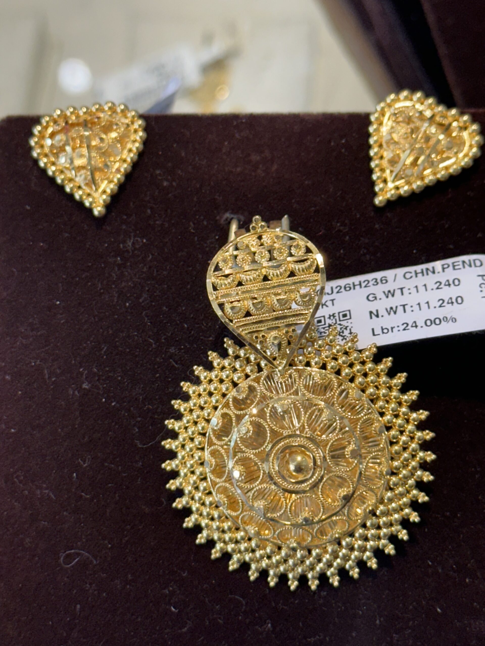 Sun Design Gold Pendant Set